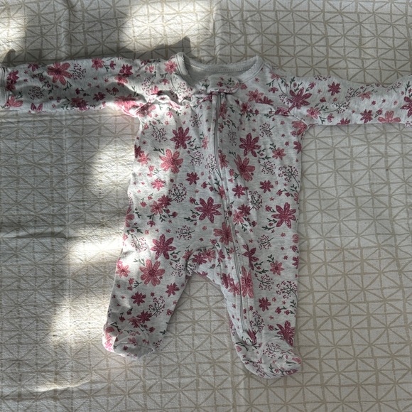 Lot of 7 Newborn One Pieces - Picture 14 of 15